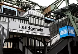 Die Staatsanwaltschaft geht von einem Racheakt aus. (Archivbild) - © Oliver Berg/dpa