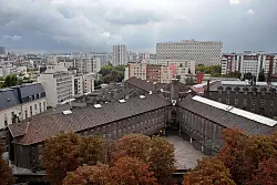 Der Ex-Präsident ist in einem isolierten Bereich des Gefängnisses untergebracht. (Archivbild) - © Thibault Camus/AP/dpa