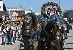 Tradition und Brauchtum spielen eine große Rolle auf der Wiesn. - © Felix Hörhager/dpa