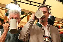 Dieter Reiter und Markus Söder - und die erste Maß Bier. - © Peter Kneffel/dpa