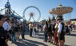 Das Oktoberfest startet bei klassischem Wiesn-Wetter - © Stefan Puchner/dpa