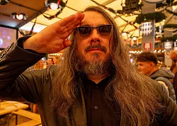 "O\\\'Kunst is": Für Skandalkünstler Jonathan Meese ist die Wiesn ein Gesamtkunstwerk - © Stefan Puchner/dpa