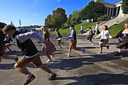 Um 9 Uhr öffneten die Tore zum Gelände - und der Ansturm begann. - © Karl-Josef Hildenbrand/dpa