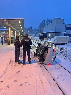 In Lüdenscheid war ein Fahrer mit seinem Wagen auf dichter Schneedecke in ein Bahngleis gestützt. (Handout) - © Polizei Märkischer Kreis/dpa