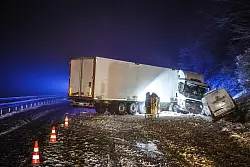 Verunglückter Lkw auf der A45. Nach dem Unfall war die Strecke erst nach vielen Stunden wieder komplett frei. - © Alex Talash/dpa
