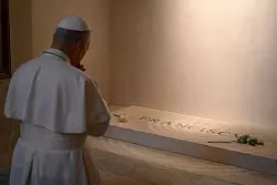 Am Samstag besuchte Leo XIV. das Grab seines Vorgängers Franziskus. - © Francesco Sforza/Vatican Media/AP/dpa