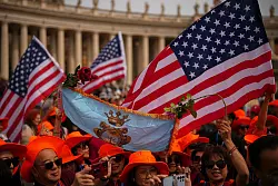 Auch US-Flaggen für den ersten Papst aus den Vereinigten Staaten waren zu sehen. - © Andrew Medichini/AP/dpa