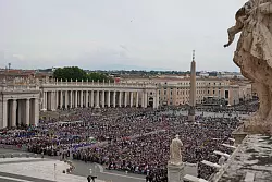 Mehrere Zehntausend Menschen verfolgten das Sonntagsgebet auf dem Petersplatz. - © Domenico Stinellis/AP/dpa