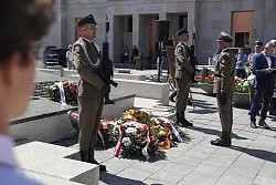 Blumen und milit&auml;rische Ehren f&uuml;r die Toten des Warschauer Aufstands. - &copy; Tomasz Gzell/PAP/dpa