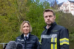 Bürgermeister Johannes Hanisch und Polizeisprecherin Ilka Roth drücken der Familie von Pawlos ihre Anteilnahme aus. In der Nähe wurde das tote Kind am Ostersonntag gefunden. - © Helmut Fricke/dpa