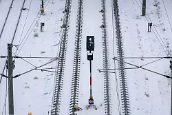 Die K&auml;ltewelle l&auml;sst viele Z&uuml;ge still stehen. - &copy; Jan Woitas/dpa