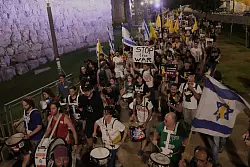 Angeh&ouml;rige der Geiseln werfen der israelischen Regierung vor, die Verschleppten zu opfern. - &copy; Mahmoud Illean/AP/dpa