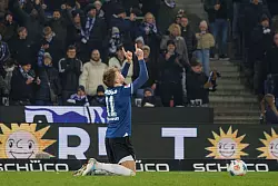 Elfmetersch&uuml;tze Joel Grodowski feiert Bielefelds 1:2-Anschlusstreffer. - &copy; Friso Gentsch/dpa