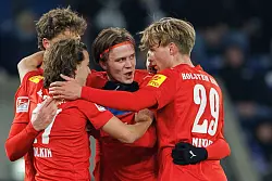 Die Kieler bejubeln das F&uuml;hrungstor auf der Bielefelder Alm. - &copy; Friso Gentsch/dpa