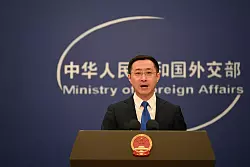 Chinas Außenamt äußerte sich nicht direkt zu den Übungen der Volksbefreiungsarmee vor Taiwan. (Archivbild) - © Johannes Neudecker/dpa