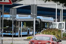 Bei der Suche prüft die Polizei auch Videoaufnahmen aus Bussen. - © Stefan Sauer/dpa