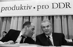 Gregor Gysi (l), damals Parteivorsitzender der PDS, spricht auf einem Parteitag mit Hans Mordow, damals Vorsitzender des DDR-Ministerrates. - &copy; Peter Zimmermann/dpa-Zentralbild/dpa