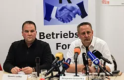 Benjamin Gruschka (r), Vorsitzender des Gesamtbetriebsrates der Ford-Werke, spricht neben David L&uuml;dtke, IG-Metall-Sprecher bei Ford, auf einer Pressekonferenz nach der Betriebsversammlung. - &copy; Oliver Berg/dpa