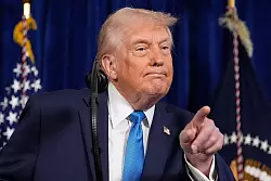 Laut Trump werden die USA das Land vor&uuml;bergehend f&uuml;hren. - &copy; Alex Brandon/ap/dpa