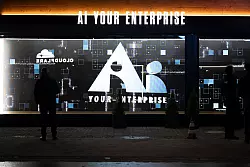 Au&szlig;erhalb der Kongresshalle ging es vor allem um K&uuml;nstliche Intelligenz. (Archivbild) - &copy; Gian Ehrenzeller/KEYSTONE/dpa