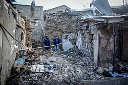 Helfer beseitigen nach einem n&auml;chtlichen Drohnenangriff auf Odessa Tr&uuml;mmer. - &copy; Kay Nietfeld/dpa