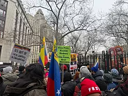 Demonstranten haben sich vor dem Gerichtsgeb&auml;ude versammelt. - &copy; Anna Ringle/dpa