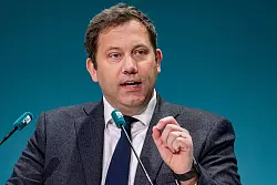 SPD-Chef Lars Klingbeil bleibt bei der Rente hart. - &copy; Fabian Sommer/dpa