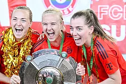 Meisterliches Paar beim FC Bayern: Pernille Harder (Mitte) und Magdalena Eriksson (l.) - © Harry Langer/dpa