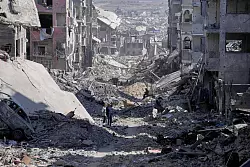 Der Wiederaufbau soll nach US-Angaben zunächst nur in den Zonen beginnen, die nicht unter der Kontrolle der Hamas stehen. - © Jehad Alshrafi/AP/dpa