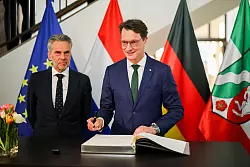 Die Niederlande und Nordrhein-Westfalen verbindet eine fast 400 Kilometer lange Grenze. - © Christoph Reichwein/dpa