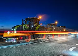 Landwirte blockieren mit ihren Traktoren die Auffahrt auf die Autobahn A12 in Richtung Berlin. - &copy; Patrick Pleul/dpa