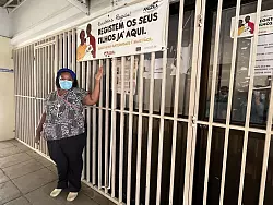 Djanina Baptista, leitende Gyn&auml;kologin des Cajueiro Krankenhauses, steht vor den verschlossenen T&uuml;ren des B&uuml;ros f&uuml;r Geburtenregistrierung. Neugeborene k&ouml;nnen nur zu bestimmten Zeiten registriert werden. Wer zu anderen Zeiten sein Kind entbindet, muss an einem anderen Tag wiederkommen. - &copy; Kristin Palitza/dpa