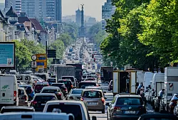 Neue Regionalklassen k&ouml;nnen die Kfz-Beitr&auml;ge erh&ouml;hen oder senken. (Archivbild) - &copy; Michael Kappeler/dpa