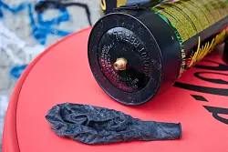 Lachgas hatte sich zur beliebten Partydroge gemausert und wird oft &uuml;ber einen Luftballon konsumiert. (Symbolbild) - &copy; Annette Riedl/dpa