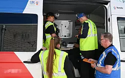 Die Polizei sucht mit einem Großaufgebot nach den Geschwistern. - © Lars Penning/dpa