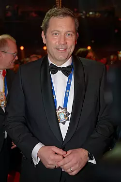 Der SPD-Vorsitzende Lars Klingbeil steht vor dem Beginn der Sitzung zur Verleihung des Ordens wider den tierischen Ernst im Saal. - &copy; Henning Kaiser/dpa