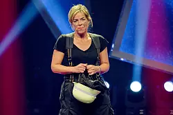 Als Feuerwehrfrau verkleidet: Mona Neubaur, nordrhein-westf&auml;lische Wirtschaftsministerin (Gr&uuml;ne), spricht bei der Verleihung des Ordens. - &copy; Henning Kaiser/dpa