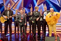 Nach der Verleihung ein gemeinsames Lied: Politikerinnen und Politiker der SPD, Linke, Gr&uuml;nen, CDU und FDP singen. - &copy; Henning Kaiser/dpa
