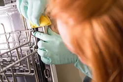 Auch die Spülmaschine braucht zwischendurch etwas Pflege - insbesondere die Dichtungen, aber auch den Griff sollte man sauber halten. - © Christin Klose/dpa-tmn