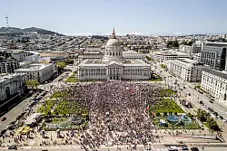Auch in San Francisco versammelten sich viele Menschen im Protest gegen Trump und dessen Regierung. - © Stephen Lam/San Francisco Chronicle via AP/dpa
