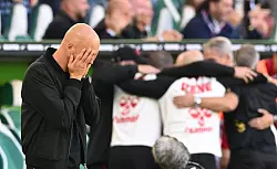 Kölner Jubel, Wolfsburger Entsetzen: VfL-Trainer Paul Simonis nach dem späten 3:3. - © dpa