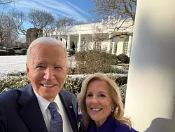 Kurz bevor sie das Weiße Haus in Washington verließen: Joe und Jill Biden machen ein Selfie. - © Joe Biden/White House/Planet Pix via ZUMA Press Wire/dpa