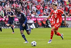 Luis Díaz (r) vergibt im Testspiel gegen Lyon gleich drei hochkarätige Chancen. - © Harry Langer/dpa