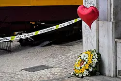 Eltern aus Deutschland haben ihren Sohn, den die Polizei schon unter den Todesopfern vermutete, schwer verletzt aber lebend in einem Krankenhaus von Lissabon gefunden. - © Armando Franca/AP/dpa