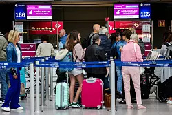 Tausende Passagiere fliegen in den kommenden Wochen vor allem zu Zielen im S&uuml;den. - &copy; Christoph Reichwein/dpa