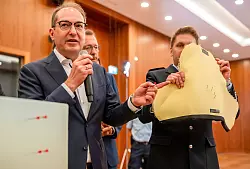 Die Nadeln können auch die Schutzwesten von Sicherheitskräften durchschlagen. - © Michael Kappeler/dpa