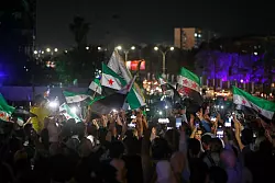 In Syrien brach nach den Nachrichten zur Aufhebung der US-Sanktionen Jubel aus. - © Omar Sanadiki/AP/dpa