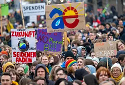 Zahlreiche Menschen mit Schildern und Transparenten nehmen an der Berliner Kundgebung von Fridays for Future teil. - © Monika Skolimowska/dpa