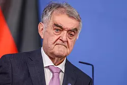 Reul hatte am Freitagabend einen Weihnachtsmarkt in Düsseldorf besucht und sich dort mit Polizisten ausgetauscht. (Archivbild) - © Christoph Reichwein/dpa