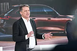Audi-Chef Gernot Döllner reagiert unter anderem mit Stellenabbau auf die schwierige Situation. - © Daniel Löb/dpa